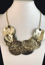 Load image into Gallery viewer, Gold Leaf Circle Choker Necklace